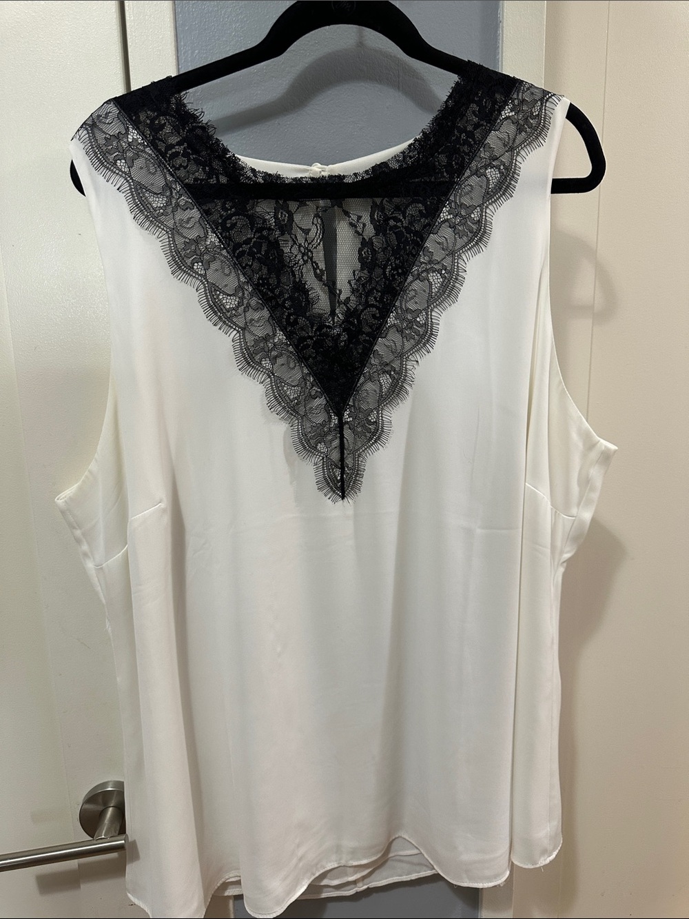 White House Black Market Sleeveless Blouse with Black Lace V-Neck Sz 20W